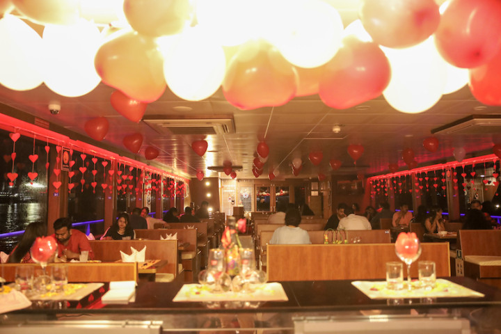semi-submarine-dinner-cruise